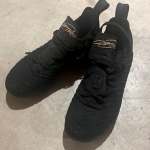 Boys Lebron XVI basketball sneakers